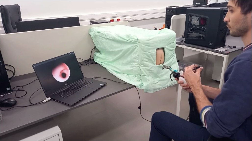 Gynecologists practice minimally invasive hysteroscopy on innovative simulator with tactile feedbackу